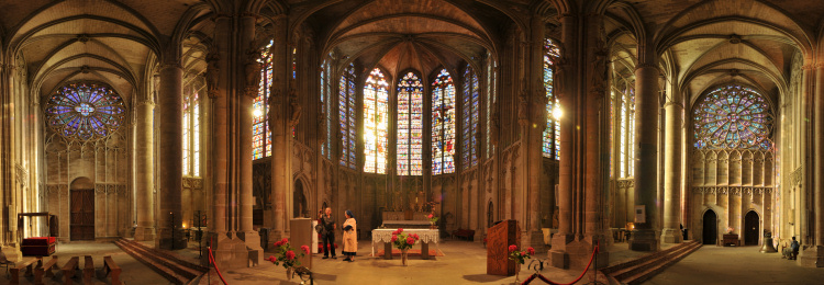 Freihand Panorama in der
                                          Kirche von Carcassonne
                                          (1/20sec)