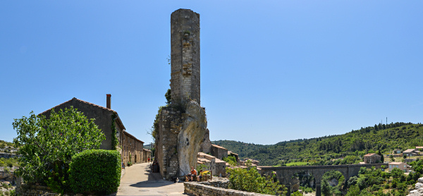 Minerve liegt auf einem
                                            schmalen Kalksteinfelsen in,
                                            Languedoc, Frankreich. Der
                                            örtliche Fluss hat zwei
                                            große begehbare Höhlen
                                            geschaffen. Kugelpanorama
                                            vom Nordeingang des Ortes.