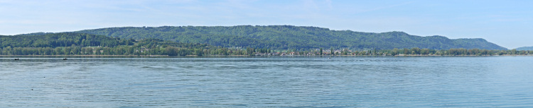 Blick von der Mettnau auf
                                          Höri, Hegau und Hafenanlage
                                          von Radolfzell am Bodensee