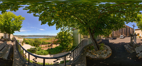 Liausson nähe Clermont
                                            l'Herault, Languedoc,
                                            Frankreich Kugelpanorama mit
                                            Blick auf den Salagou See